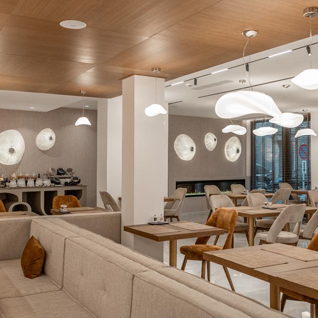 Ethereal White Hotel - Afbeelding 2